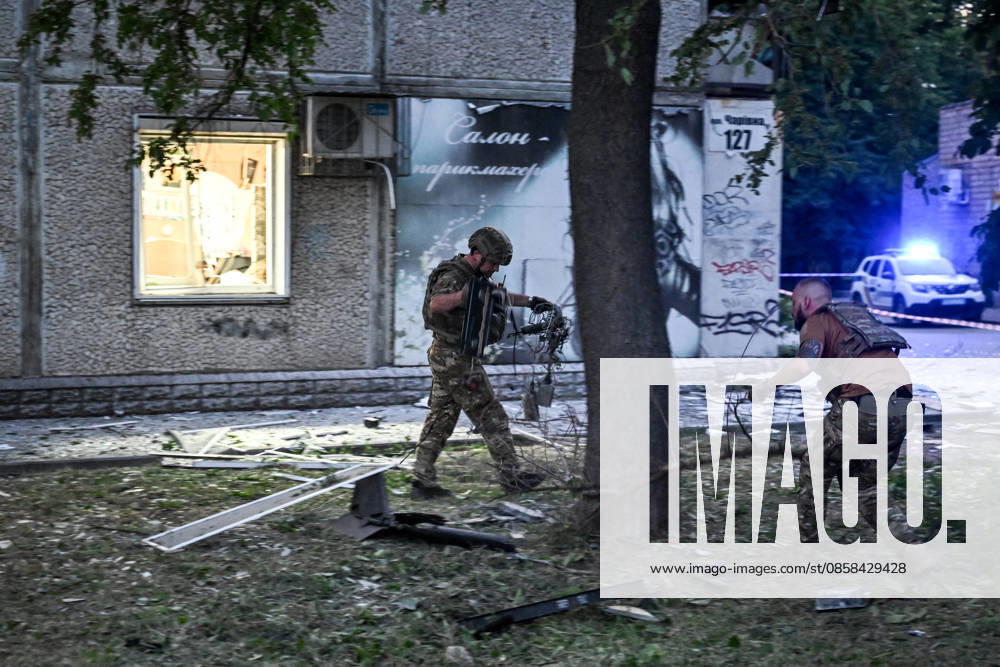 Law enforcers collect the wreckage of a strike drone used by Russian troops to attack a residential area in the Shevchenkivskyi district of Zaporizhzhia, Ukraine, June 4, 2026. Russian forces launched a drone strike on one of the city’s residential areas, killing one person and injuring 16 others. The blast wave and debris shattered windows and balconies in apartment blocks. (Photo by Dmytro Smolienko Ukrinform) Russian forces launch drone strike on district in Zaporizhzhia