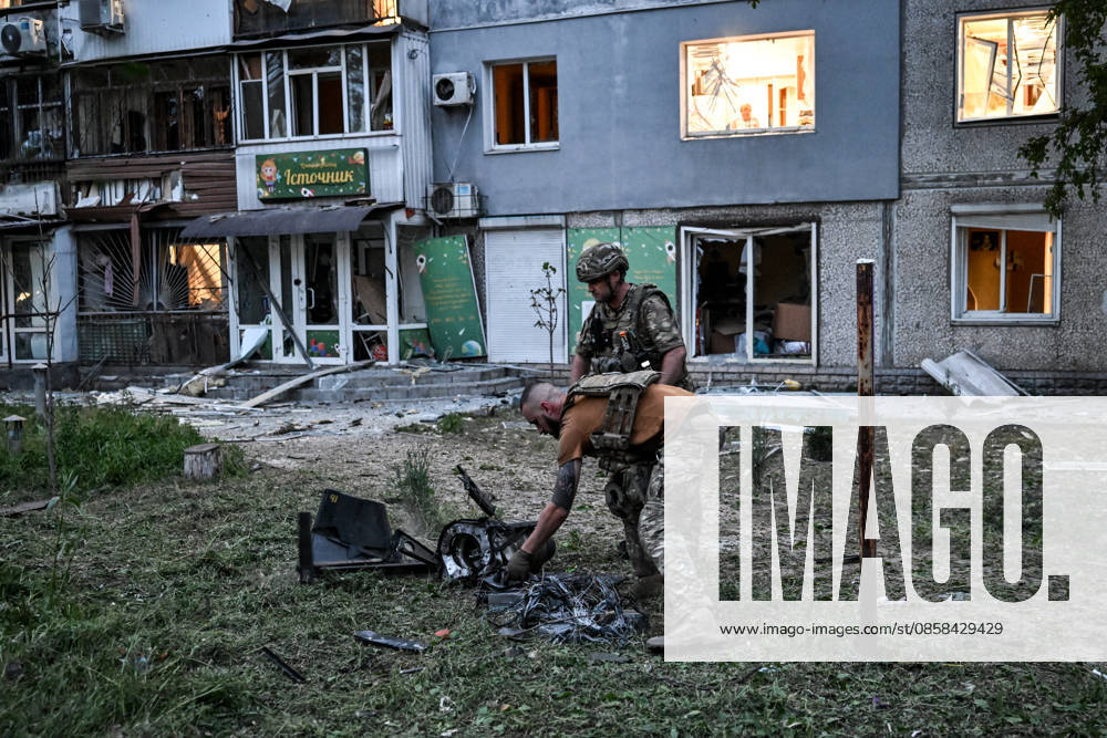 Law enforcers collect the wreckage of a strike drone used by Russian troops to attack a residential area in the Shevchenkivskyi district of Zaporizhzhia, Ukraine, June 4, 2026. Russian forces launched a drone strike on one of the city’s residential areas, killing one person and injuring 16 others. The blast wave and debris shattered windows and balconies in apartment blocks. (Photo by Dmytro Smolienko Ukrinform) Russian forces launch drone strike on district in Zaporizhzhia