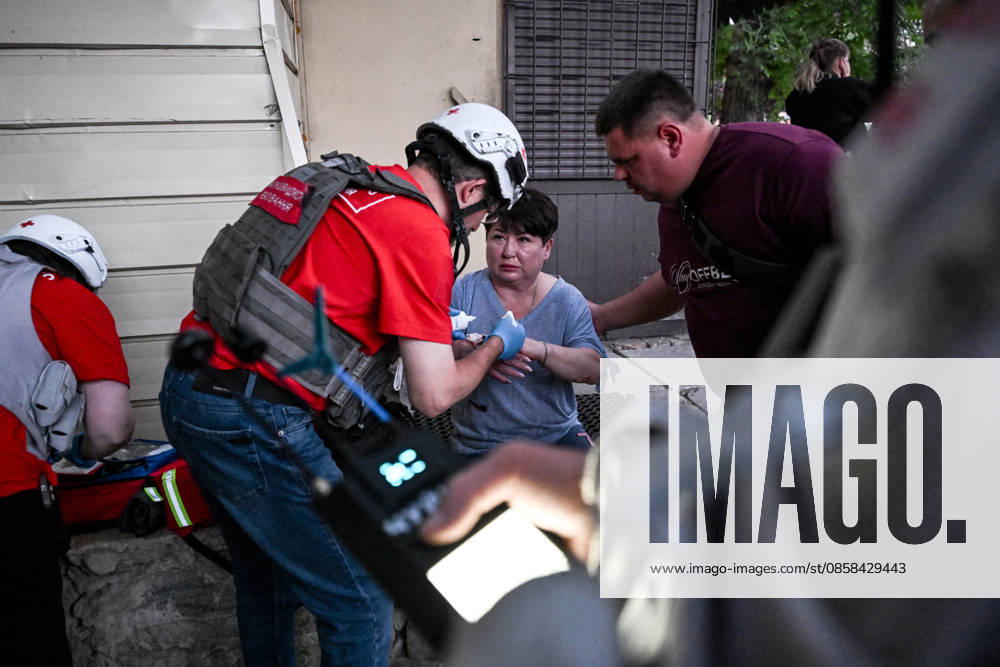 A medic administers first aid to an injured woman during a response effort to a Russian drone strike on the Shevchenkivskyi district of Zaporizhzhia, Ukraine, June 4, 2026. Russian forces launched a drone strike on one of the city’s residential areas, killing one person and injuring 16 others. The blast wave and debris shattered windows and balconies in apartment blocks. (Photo by Dmytro Smolienko Ukrinform) Russian forces launch drone strike on district in Zaporizhzhia