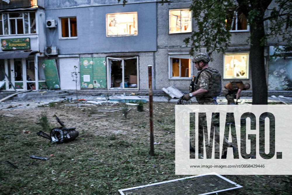Law enforcers collect the wreckage of a strike drone used by Russian troops to attack a residential area in the Shevchenkivskyi district of Zaporizhzhia, Ukraine, June 4, 2026. Russian forces launched a drone strike on one of the city’s residential areas, killing one person and injuring 16 others. The blast wave and debris shattered windows and balconies in apartment blocks. (Photo by Dmytro Smolienko Ukrinform) Russian forces launch drone strike on district in Zaporizhzhia