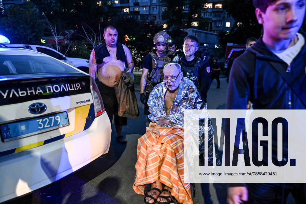 Volunteers help an injured man, wrapped in a space blanket, reach an ambulance during a response effort to a Russian drone strike on a residential area in the Shevchenkivskyi district of Zaporizhzhia, Ukraine, June 4, 2026. Russian forces launched a drone strike on one of the city’s residential areas, killing one person and injuring 16 others. The blast wave and debris shattered windows and balconies in apartment blocks. (Photo by Dmytro Smolienko Ukrinform) Russian forces launch drone strike on district in Zaporizhzhia