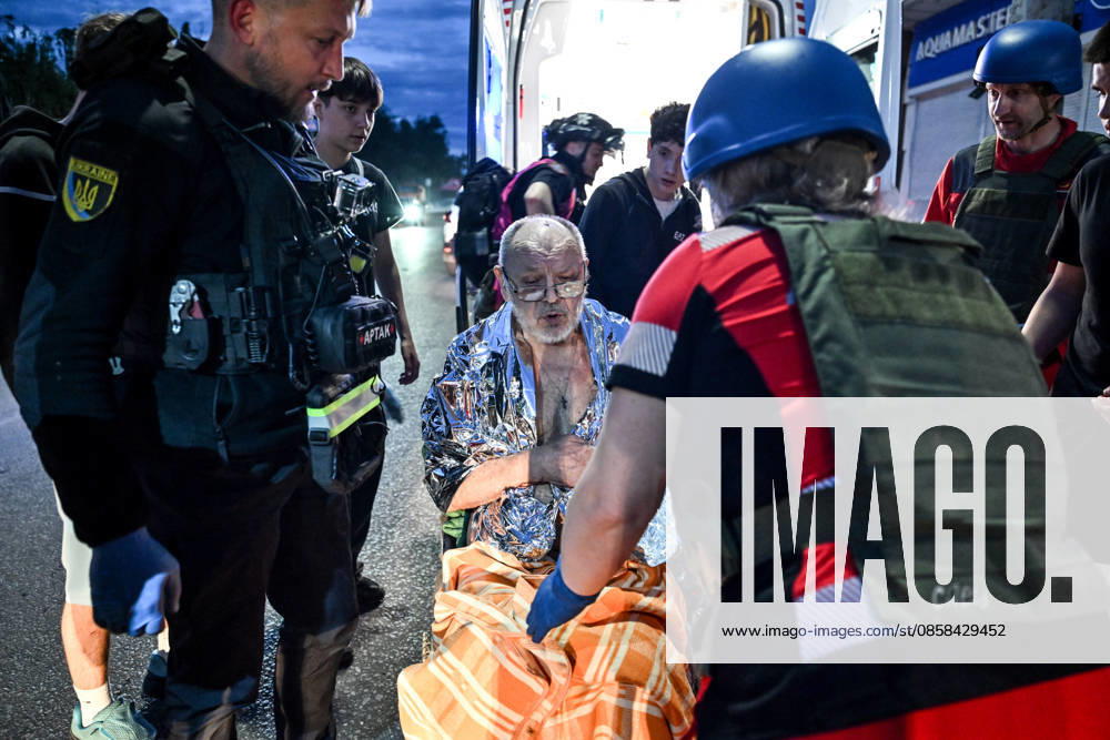 A medic looks after a man, wrapped in a space blanket, by an ambulance during a response effort to a Russian drone strike on a residential area in the Shevchenkivskyi district of Zaporizhzhia, Ukraine, June 4, 2026. Russian forces launched a drone strike on one of the city’s residential areas, killing one person and injuring 16 others. The blast wave and debris shattered windows and balconies in apartment blocks. (Photo by Dmytro Smolienko Ukrinform) Russian forces launch drone strike on district in Zaporizhzhia