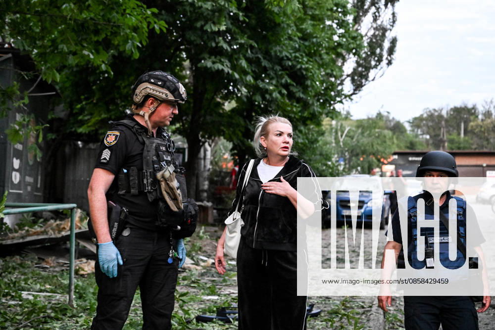Law enforcers flag a woman during a response effort to a Russian drone attack on a residential area in the Shevchenkivskyi district, Zaporizhzhia, Ukraine, June 4, 2026. Russian forces launched a drone strike on one of the city’s residential areas, killing one person and injuring 16 others. The blast wave and debris shattered windows and balconies in apartment blocks. (Photo by Dmytro Smolienko Ukrinform) Russian forces launch drone strike on district in Zaporizhzhia
