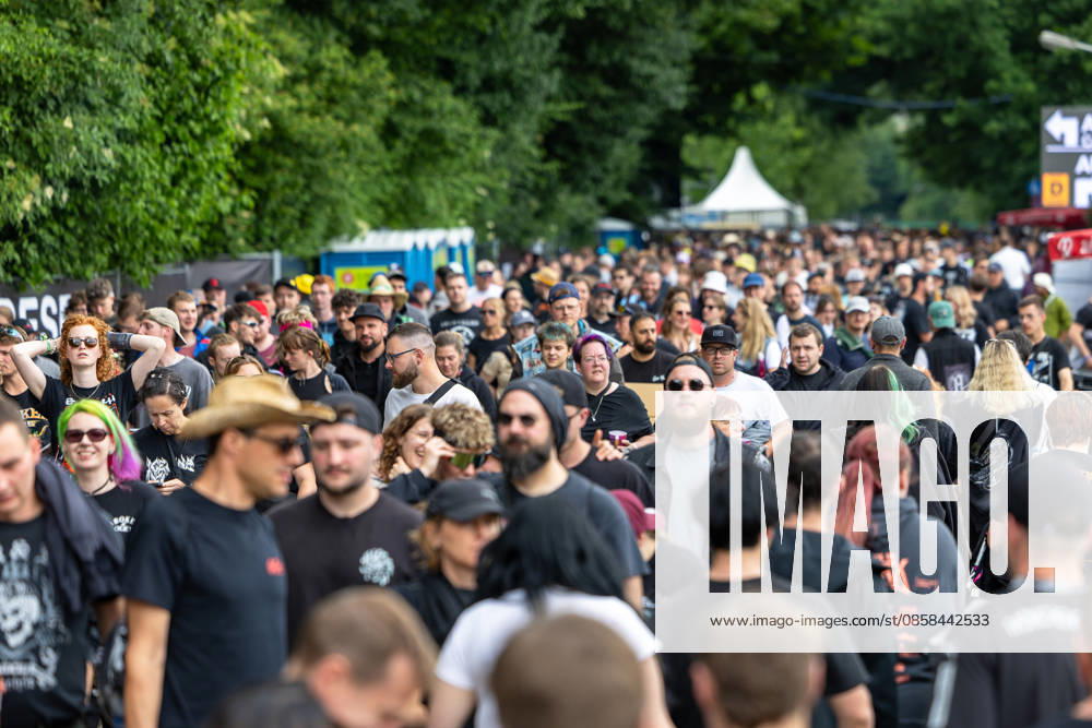 Rock im Park 2026 music festival, Nuremberg, 05 06 2026 Thousands of visitors throng the festival site The crowd gathers in front of the stage in summery conditions Nuremberg Bavaria Germany 20260605-1V9A9008-M4000