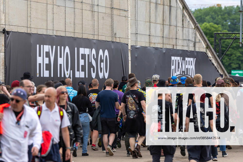 Rock im Park 2026 music festival, Nuremberg, 05 06 2026 Visitors flock to the festival site Motivational messages on large banners welcome the audience Nuremberg Bavaria Germany 20260605-1V9A9012-M4000