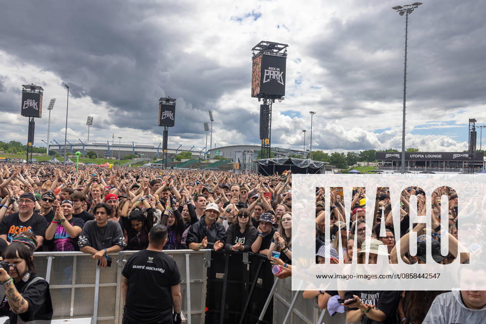 Music festival Rock im Park 2026 THE PRETTY RECKLESS, Nuremberg, 05 06 2026 Thousands of visitors celebrate at the performance of The Pretty Reckless US around singer Taylor Momsen Numerous arms stretch up into the air, in the background the striking Rock im Park towers under a cloudy sky Nuremberg Bavaria Germany 20260605-286A7744-M4000