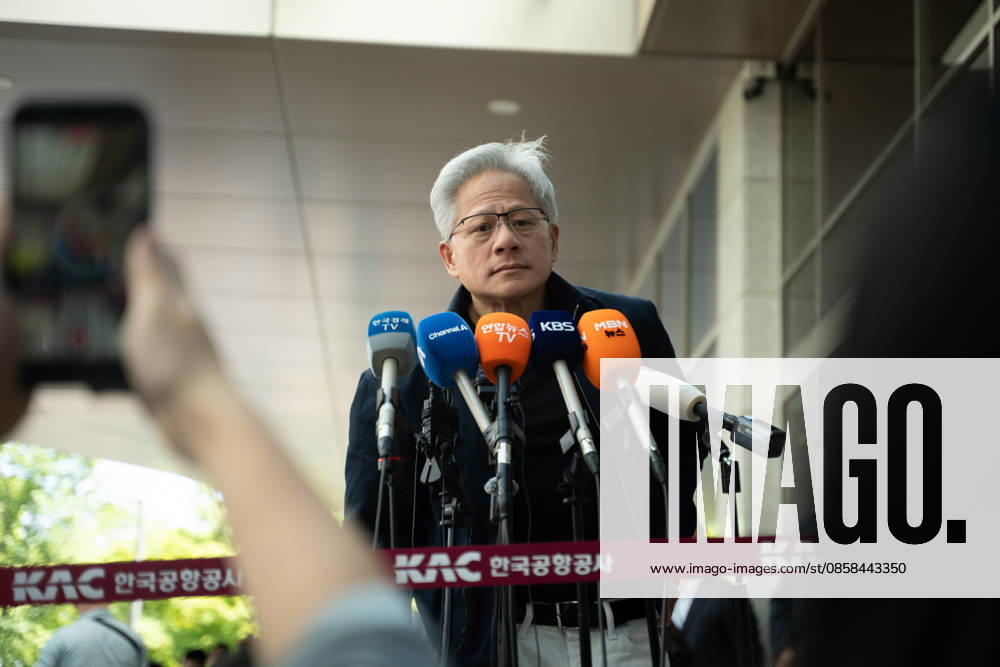 Nvidia CEO Jensen Huang holds press briefing in Seoul after arrival SEOUL, SOUTH KOREA - JUNE 05: Nvidia founder and CEO Jensen Huang holds a press conference outside the terminal after arriving at Gimpo International Airport in Seoul, South Korea, on June 05, 2026. The Seoul visit followed Huang s recent trip to Taiwan, where he reaffirmed the island s importance in the global AI supply chain and announced new partnerships and infrastructure initiatives aimed at supporting future AI growth. Hwawon Ceci Lee Anadolu Seoul South Korea. Editorial use only. Please get in touch for any other usage.