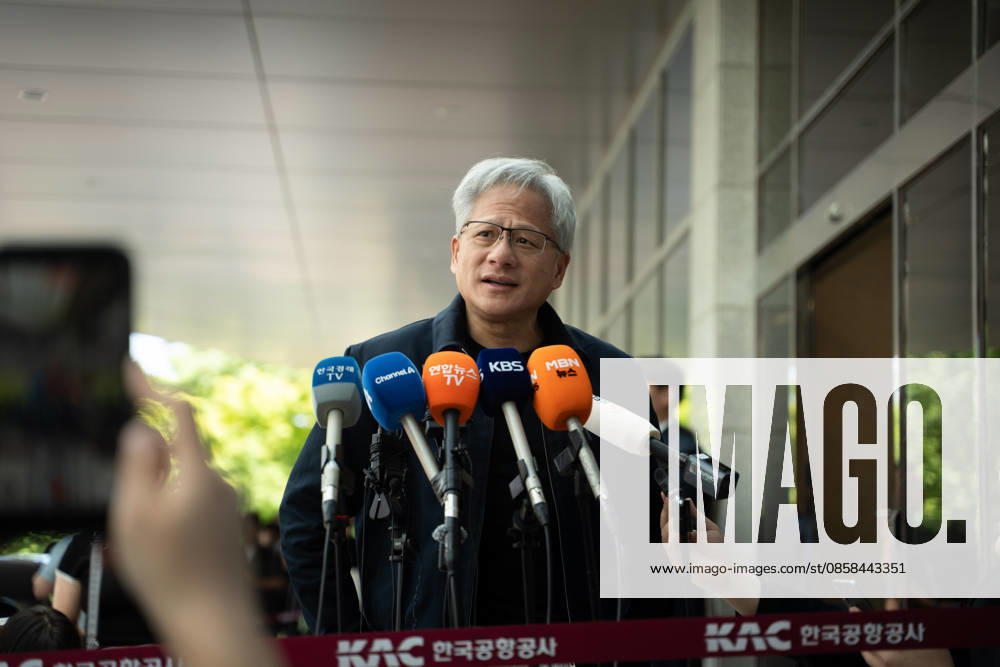 Nvidia CEO Jensen Huang holds press briefing in Seoul after arrival SEOUL, SOUTH KOREA - JUNE 05: Nvidia founder and CEO Jensen Huang holds a press conference outside the terminal after arriving at Gimpo International Airport in Seoul, South Korea, on June 05, 2026. The Seoul visit followed Huang s recent trip to Taiwan, where he reaffirmed the island s importance in the global AI supply chain and announced new partnerships and infrastructure initiatives aimed at supporting future AI growth. Hwawon Ceci Lee Anadolu Seoul South Korea. Editorial use only. Please get in touch for any other usage.