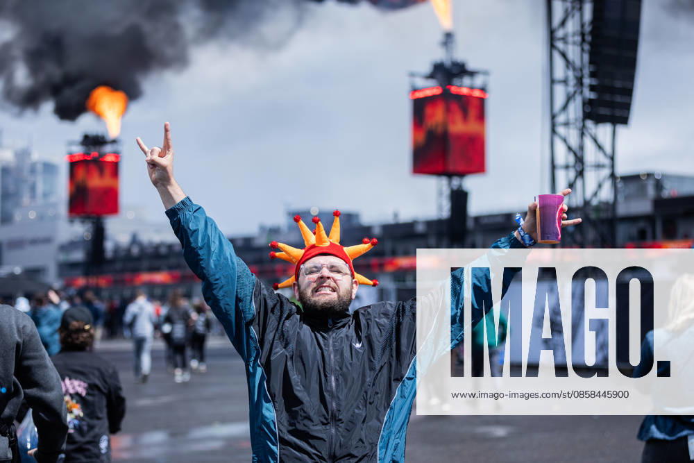 Rock am Ring 2026, 5 6 2026 A fan enjoys the fire show The traditional Rock am Ring festival at the Nürburgring in the Eifel region kicks off the festival season in Germany Rock am Ring will take place this year from 5 to 7 June Around 80 bands and artists will perform on one of the three large stages Nürburg Nürburgring Rhineland-Palatinate Germany