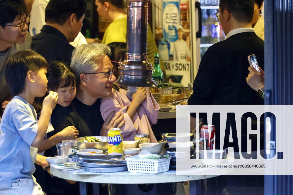 Nvidia CEO jensen huang poses with Naver, LG and SK chiefs after dinner in Seoul Jensen Huang, chief executive officer of Nvidia, poses for a photo with a family during dinner at a Korean BBQ restaurant in Seoul, South Korea, on June 05, 2026. Seoul South Korea
