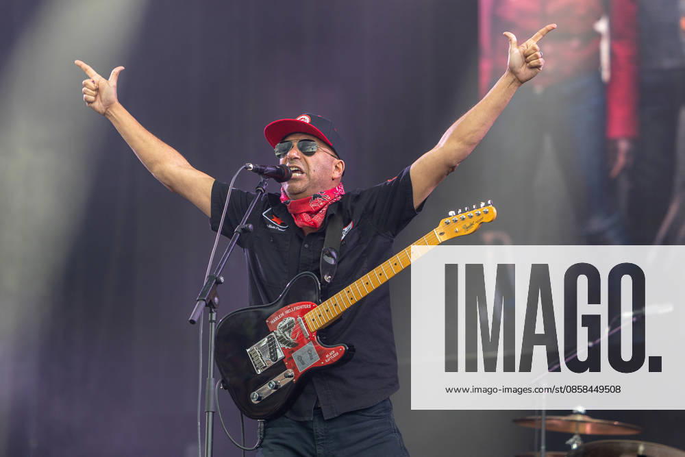 Music festival Rock im Park 2026 Tom Morello, Nuremberg, 05 06 2026 Guitarist and singer Tom Morello raises his arms in the air during his performance He plays a Fender Telecaster with the inscription Harlem Hellfighters Nuremberg Bavaria Germany 20260605-1V9A9045-M4000