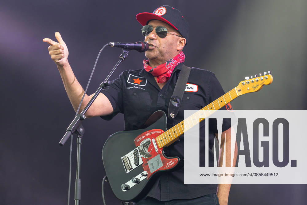 Music festival Rock im Park 2026 Tom Morello, Nuremberg, 05 06 2026 Tom Morello speaks and sings into the microphone, holding a characteristic Fender Telecaster labeled Harlem Hellfighters and Black Rattlers The guitarist wears a red bandana and Aviator sunglasses Nuremberg Bavaria Germany 20260605-1V9A9054-M4000