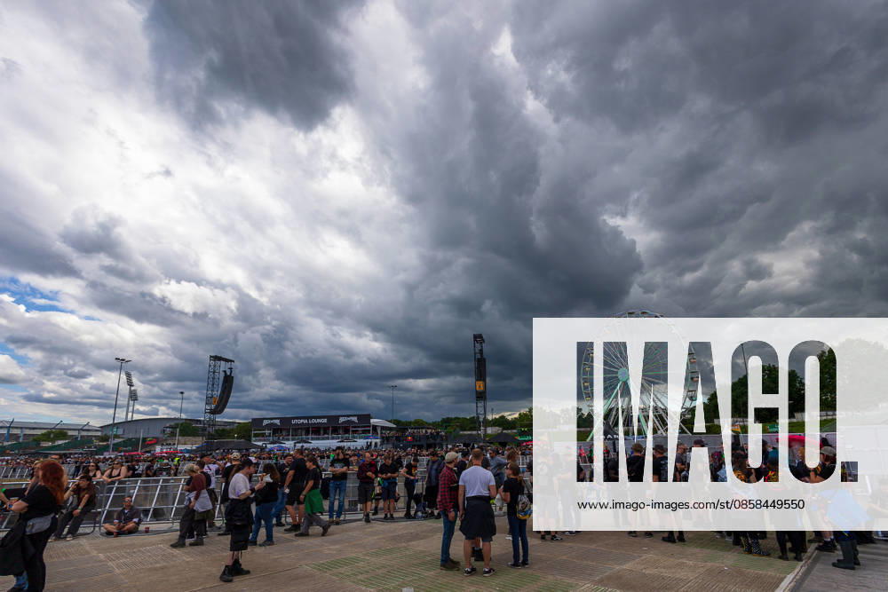 Music festival Rock im Park 2026, Nuremberg, 05 06 2026 Festival visitors on the grounds of Rock im Park under a dramatic sky dotted with thunderclouds A Ferris wheel and the Utopia Lounge stage can be seen in the background Nuremberg Bavaria Germany 20260605-6V2A6809-M4000