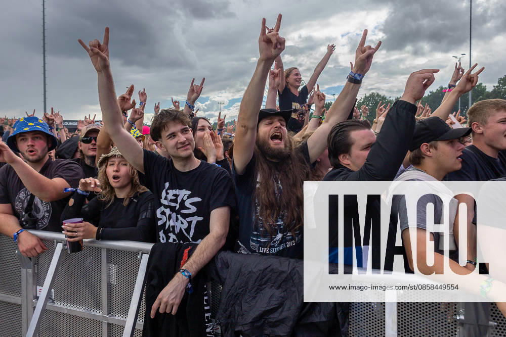 Music festival Rock im Park 2026 Tom Morello, Nuremberg, 05 06 2026 Enthusiastic fans at Tom Morellos concert give the devils salute and celebrate exuberantly in front of the barrier Cloudy sky over the outdoor area Nuremberg Bavaria Germany 20260605-6V2A6825-M4000