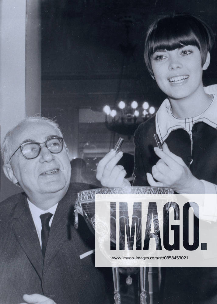 French singer Mireille Mathieu, 1960s !ACHTUNG AUFNAHMEDATUM GESCHÄTZT!