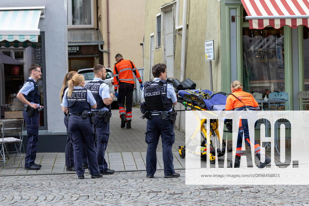 Reutlingen Blaulicht SEK Einsatz in der Oberamteistrasse 2, Reutlingen, 05 06 2026, Blaulicht SEK Einsatz in der Oberamteistrasse 2, Reutlingen, 05 06 2026, Malteser and police, injured person being picked up DROFITSCH EIBNER