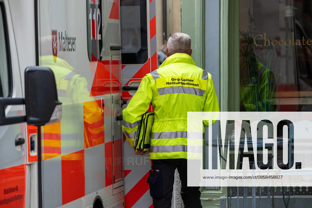Reutlingen Blaulicht SEK Einsatz in der Oberamteistrasse 2, Reutlingen, 05 06 2026, Blaulicht SEK Einsatz in der Oberamteistrasse 2, Reutlingen, 05 06 2026, Malteser und Polizei in der Obereiamtstrasse 2 DROFITSCH EIBNER