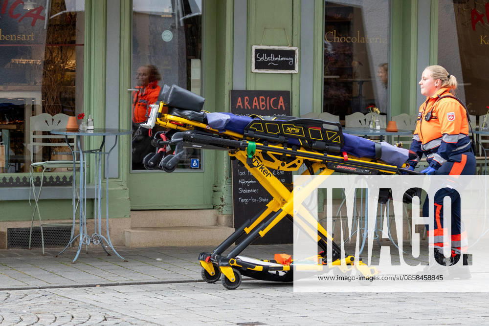Reutlingen Blaulicht SEK Einsatz in der Oberamteistrasse 2, Reutlingen, 05 06 2026, Blaulicht SEK Einsatz in der Oberamteistrasse 2, Reutlingen, 05 06 2026, Malteser pick up the injured DROFITSCH EIBNER