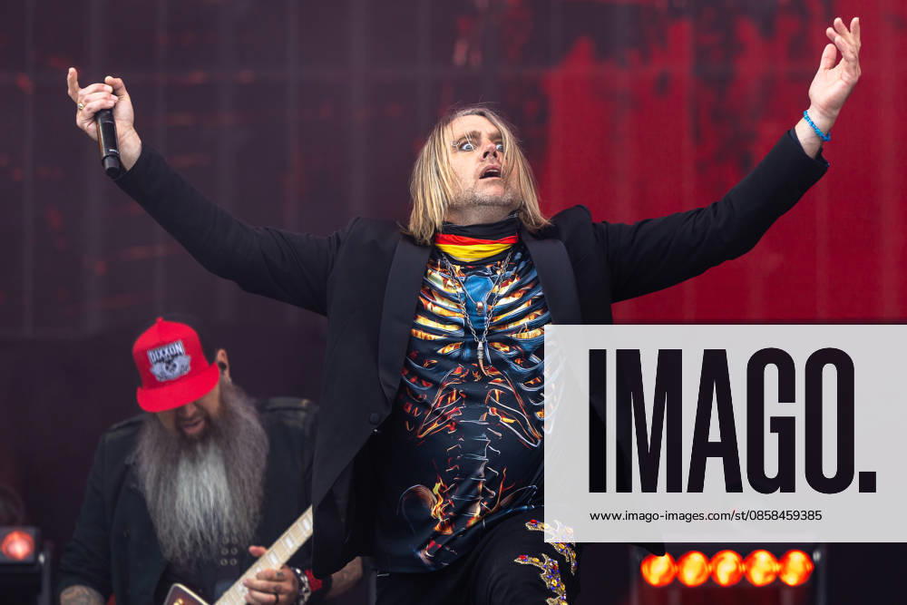 Music festival Rock im Park 2026 THREE DAYS GRACE, Nuremberg, 05 06 2026 Matt Walst, singer of Three Days Grace, raises both arms in the air during the performance In the background a guitarist of the Canadian hard rock band Nuremberg Bavaria Germany 20260605-1V9A9291-M4000