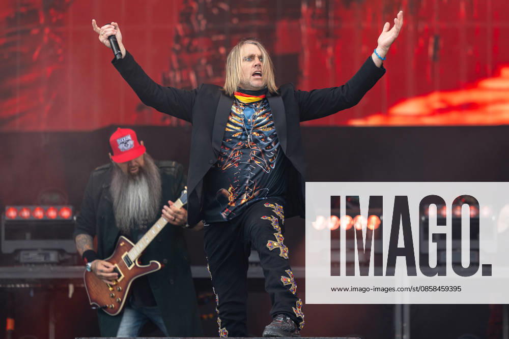 Music festival Rock im Park 2026 THREE DAYS GRACE, Nuremberg, 05 06 2026 Matt Walst, singer of Three Days Grace, raises his arms high during the performance In the background a guitarist of the Canadian hard rock band plays Nuremberg Bavaria Germany 20260605-1V9A9300-M4000