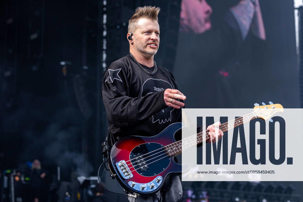 Music festival Rock im Park 2026 THREE DAYS GRACE, Nuremberg, 05 06 2026 Brad Walst, bass player of the Canadian hard rock band Three Days Grace, performing on the main stage He plays an Ernie Ball Music Man bass in sunburst finish Nuremberg Bavaria Germany 20260605-1V9A9324-M4000