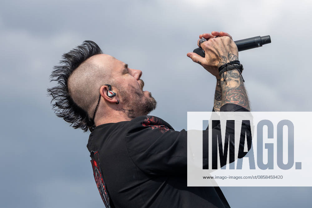 Music festival Rock im Park 2026 THREE DAYS GRACE, Nuremberg, 05 06 2026 Singer Adam Gontier from Three Days Grace at Rock im Park The Canadian hard rock frontman with a mohawk and tattooed arms sings into the microphone with his eyes closed Nuremberg Bavaria Germany 20260605-1V9A9352-M4000