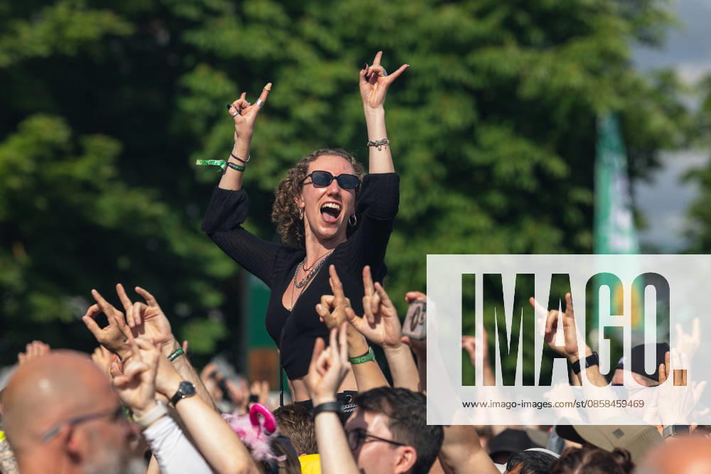 Music festival Rock im Park 2026 THREE DAYS GRACE, Nuremberg, 05 06 2026 Cheering festival visitor with raised arms and devil horns in the middle of the crowd during the performance of Three Days Grace Fans celebrate the Canadian hard rock band in summery weather on the Zepplinfeld Nuremberg Bavaria Germany 20260605-1V9A9454-M4000