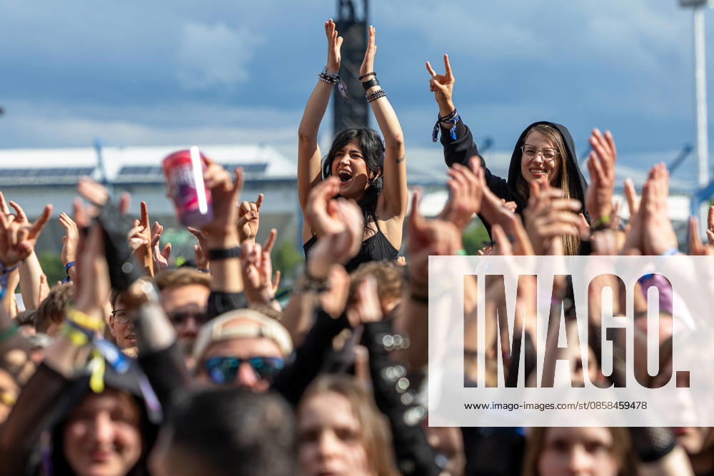 Music festival Rock im Park 2026 THREE DAYS GRACE, Nuremberg, 05 06 2026 Enthusiastic fans at the performance of Three Days Grace Numerous visitors raise their hands in the air and celebrate the Canadian hard rock band Nuremberg Bavaria Germany 20260605-1V9A9489-M4000