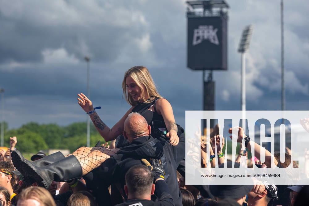Music festival Rock im Park 2026 THREE DAYS GRACE, Nuremberg, 05 06 2026 A visitor is carried through the crowd on the shoulders of a man at the Three Days Grace concert The audience celebrates exuberantly at the open-air festival in Nuremberg Bavaria Germany 20260605-1V9A9580-M4000