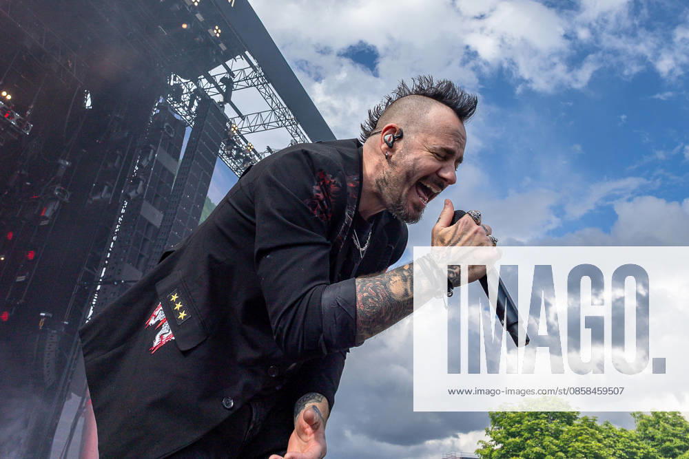 Music Festival Rock im Park 2026 THREE DAYS GRACE, Nuremberg, 05 06 2026 Adam Gontier, singer of Three Days Grace With microphone and tattoos on his hands and arms he sings with full energy into the audience Nuremberg Bavaria Germany 20260605-6V2A6895-M4000