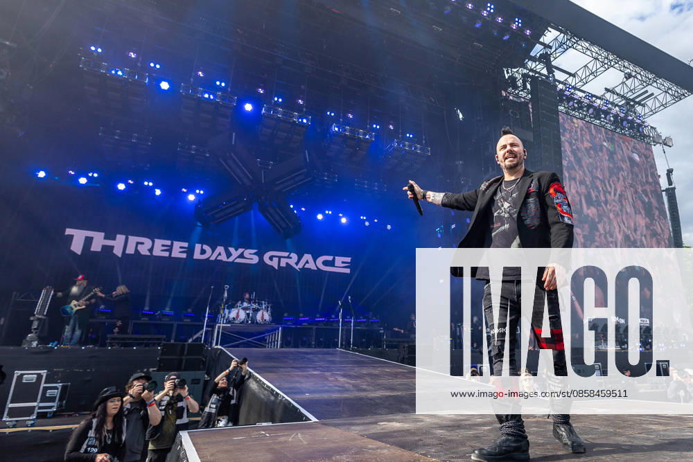 Music festival Rock im Park 2026 THREE DAYS GRACE, Nuremberg, 05 06 2026 The singer Adam Gontier with microphone on the main stage In the background you can see the other band members of Three Days Grace and the illuminated band logo Nuremberg Bavaria Germany 20260605-6V2A6904-M4000