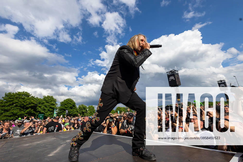 Music festival Rock im Park 2026 THREE DAYS GRACE, Nuremberg, 05 06 2026 Matt Walst, singer of the Canadian hard rock band Three Days Grace, performing at the open-air festival Rock im Park Walst performs with microphone in front of a sold-out audience under a cloudy summer sky Nuremberg Bavaria Germany 20260605-6V2A6922-M4000