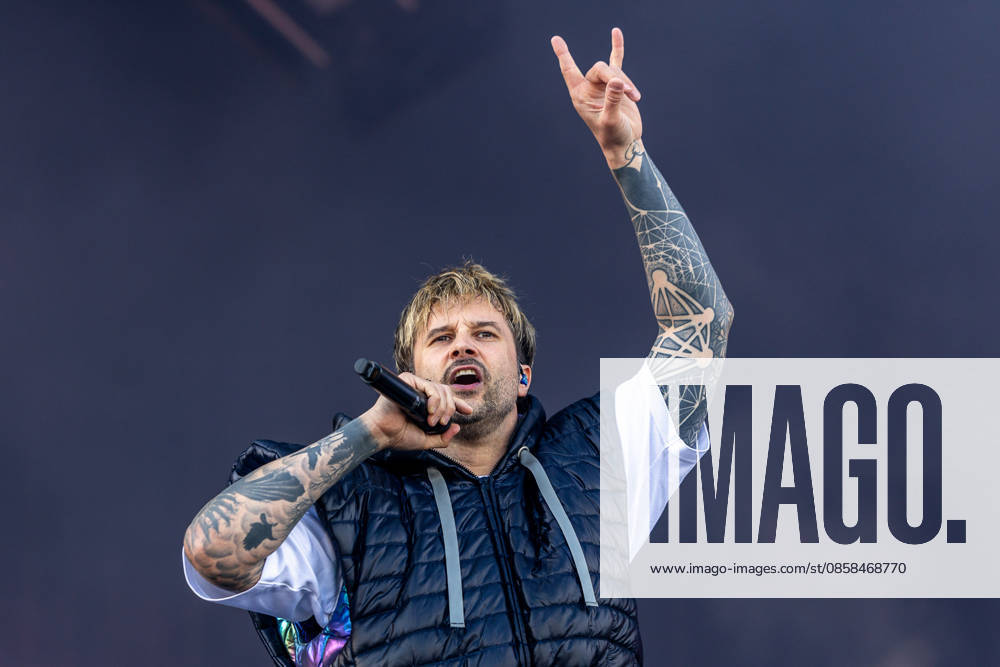 Music festival Rock im Park 2026 Electric Callboy, Nuremberg, 05 06 2026 Kevin Ratajczak, singer of Electric Callboy, performs with microphone and outstretched horns hand sign Both arms are tattooed large Nuremberg Bavaria Germany 20260605-1V9A9641-M4000