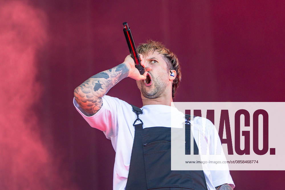 Music festival Rock im Park 2026 Electric Callboy, Nuremberg, 05 06 2026 Kevin Ratajczak, singer of Electric Callboy, performing live The tattooed frontman sings into the microphone with his hand raised, red stage lights in the background Nuremberg Bavaria Germany 20260605-1V9A9710-M4000