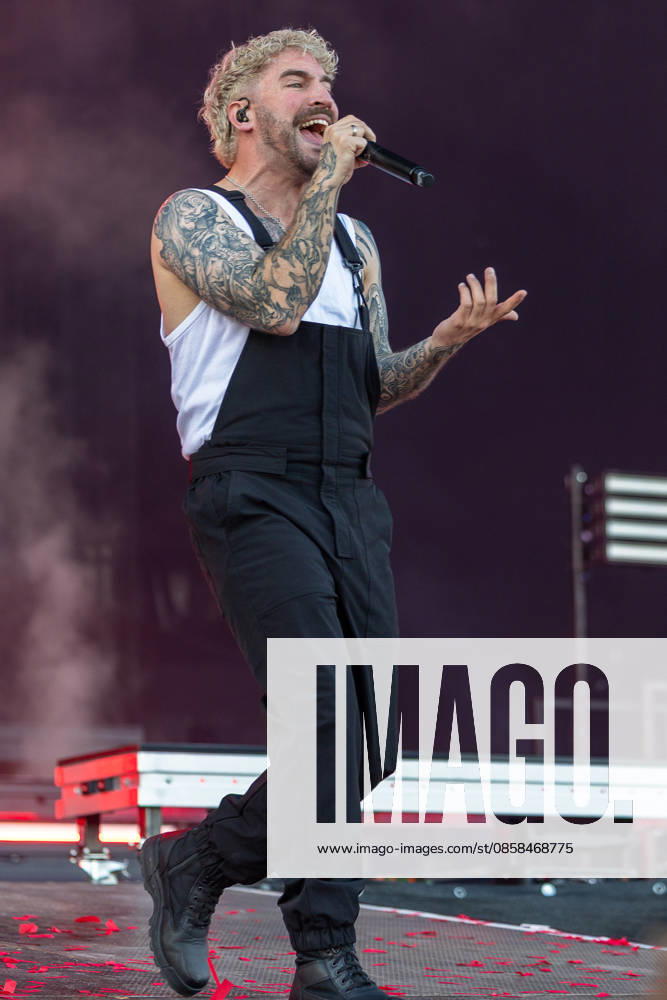 Music festival Rock im Park 2026 Electric Callboy, Nuremberg, 05 06 2026 Nico Sallach Electric Callboy sings with microphone on stage The singer wears black dungarees over a white shirt and shows extensive arm tattoos Nuremberg Bavaria Germany 20260605-1V9A9723-M4000