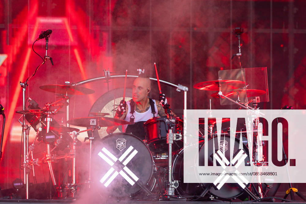 Music festival Rock im Park 2026 Electric Callboy, Nuremberg, 05 06 2026 Drummer Frank Zummo from Electric Callboy on the double bass drum kit SJC Drums during the live performance Red stage lighting and stage smoke liven up the atmosphere Nuremberg Bavaria Germany 20260605-1V9A9714-M4000