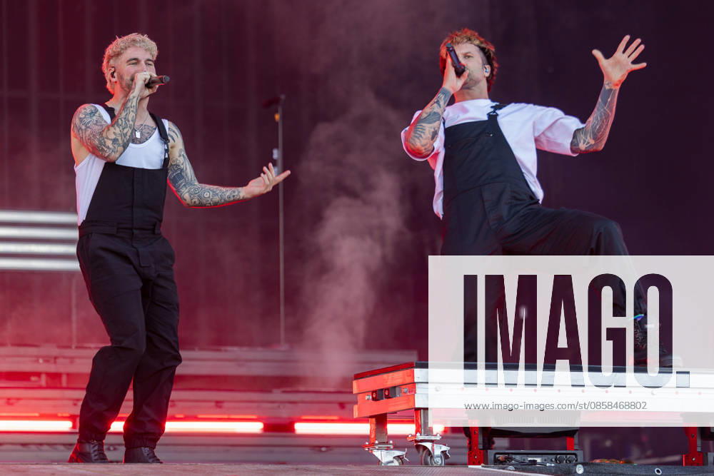 Music festival Rock im Park 2026 Electric Callboy, Nuremberg, 05 06 2026 Two singers of the band Electric Callboy perform with microphone on stage Left Nico Sallach, right Kevin Ratajczak both in black dungarees with sweeping gestures and tattoos Nuremberg Bavaria Germany 20260605-1V9A9720-M4000