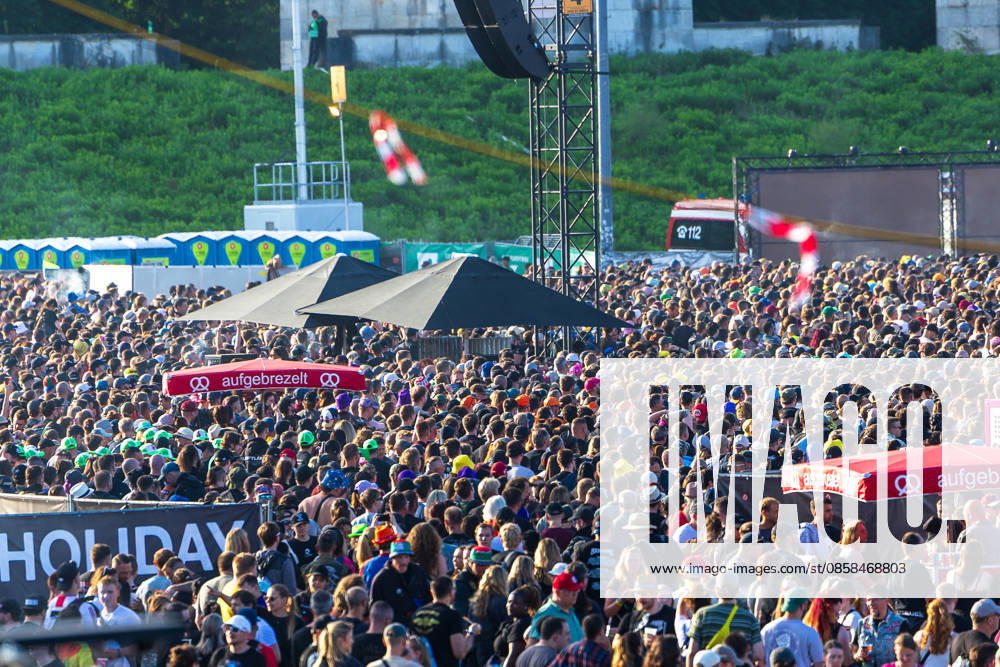 Rock im Park 2026 music festival, Nuremberg, 05 06 2026 Dense crowd of visitors at the sold-out Rock im Park with 80,000 tickets View of the festival site with sound system, supply tents and emergency vehicle in the background Nuremberg Bavaria Germany 20260605-1V9A9727-M4000