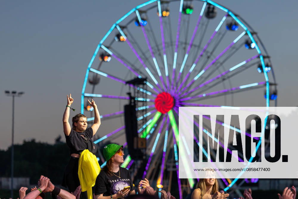 Music festival Rock im Park 2026 Volbeat, Nuremberg, 05 06 2026 Festival visitors celebrate during Volbeats performance In the background, an illuminated Ferris wheel turns in the dusk light Nuremberg Bavaria Germany 20260605-1V9A9831-M4000