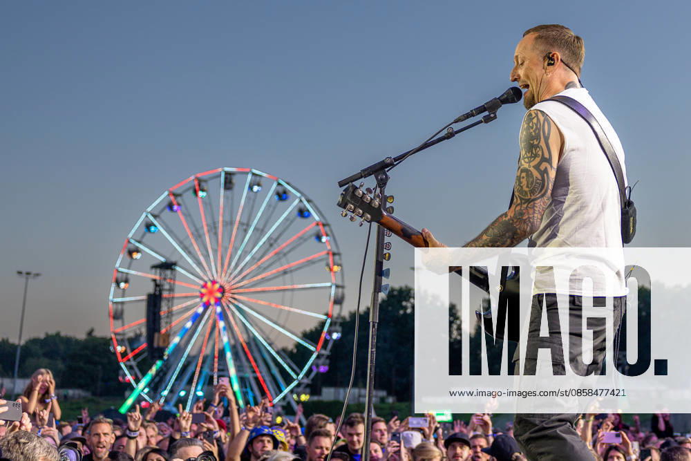Musikfestival Rock im Park 2026 Volbeat, Nuremberg, 05 06 2026 Michael Poulsen Volbeat sings and plays guitar on stage in front of an enthusiastic audience In the background an illuminated Ferris wheel in the evening sky Nuremberg Bavaria Germany 20260605-286A8047-M4000