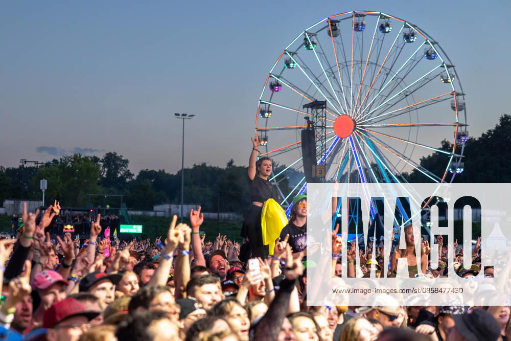 Music festival Rock im Park 2026 Volbeat, Nuremberg, 05 06 2026 Cheering festival visitors at the performance of Volbeat One person sits on the shoulders of another and shows the Horns sign, in the background an illuminated Ferris wheel Nuremberg Bavaria Germany 20260605-286A8106-M4000