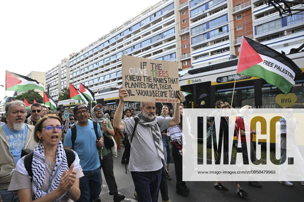 Pro-Palestinian protest in Berlin BERLIN, GERMANY - JUNE 5: People, holding Palestinian flags, stage a pro-Palestinian protest as they gather at Neptunbrunnen Square in Berlin, Germany on June 5, 2026. Halil Sagirkaya Anadolu Berlin Germany. Editorial use only. Please get in touch for any other usage.