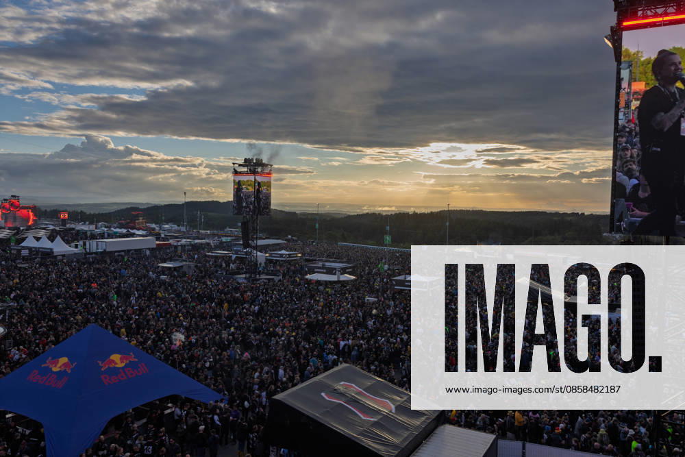 Rock am Ring 2026 05 06 26 Sunset and fire First festival day on Friday, 05 06 2026, at Rock am Ring 2026 at the Nürburgring in the Eifel The three-day music festival lasts until Sunday, 07 06 2026, and is one of the largest open air festivals in Germany Nürburg Nürburgring Rhineland-Palatinate Germany