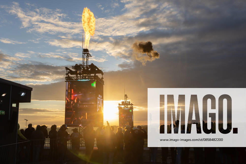 Rock am Ring 2026 05 06 26 Sunset and fire in front of the utopia Stage First festival day on Friday, 05 06 2026, at Rock am Ring 2026 at the Nürburgring in the Eifel The three-day music festival lasts until Sunday, 07 06 2026, and is one of the largest open air festivals in Germany Nürburg Nürburgring Rhineland-Palatinate Germany