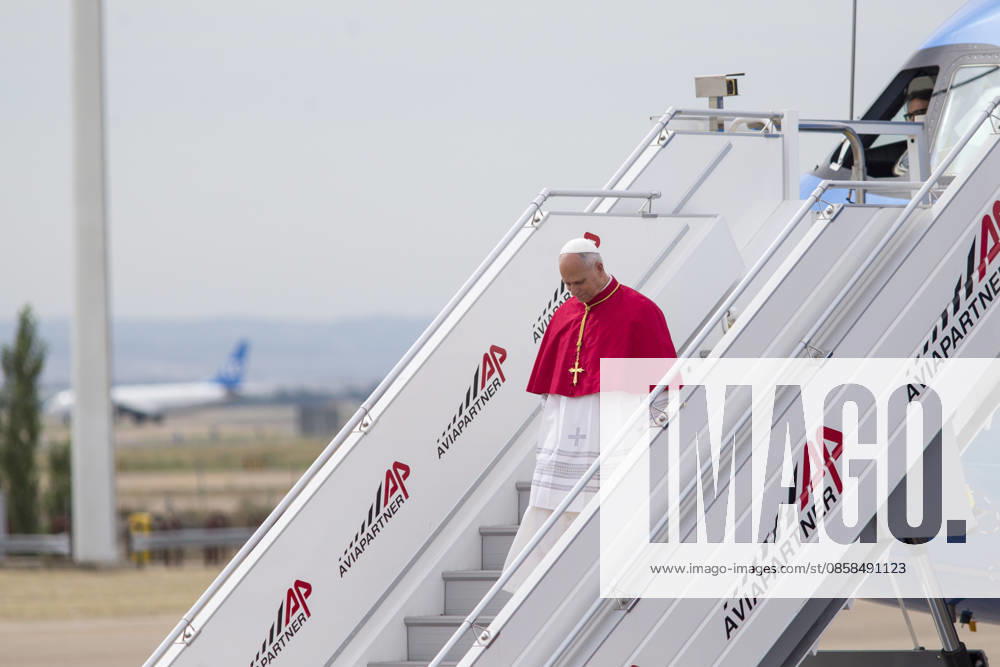 Pope Leo XIV disembarks from the plane at the state pavilion of Adolfo SuoÂ¡rez Madrid-Barajas Airport during his visit to Spain. This is Pope Leo XIV s first visit to Spain. The cities he will visit are Madrid, Barcelona, Ã¢â‚¬¹Ã¢â‚¬¹Las Palmas de Gran Canaria, and Santa Cruz de Tenerife. Madrid Spain - ZUMAs296 20260606_znp_s296_001