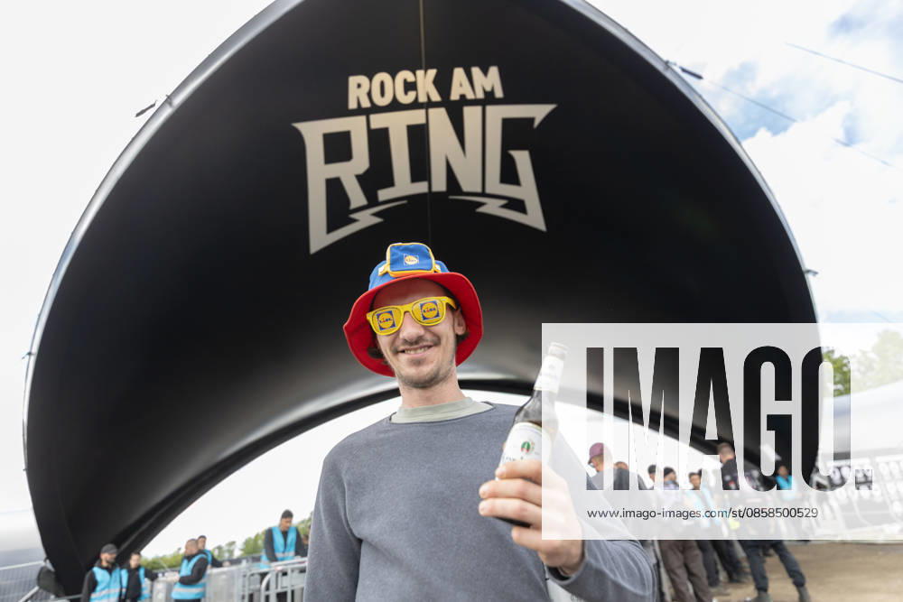 Rock am Ring 2026 06 06 26 Admission time The grounds are filling up Good-humored visitors at the entrance area Second festival day on Saturday, 06 06 2026, at Rock am Ring 2026 at the Nürburgring in the Eifel The three-day music festival takes place from 5 to 7 June 2026 and is one of the largest open-air festivals in Germany Nürburg Nürburgring Rhineland