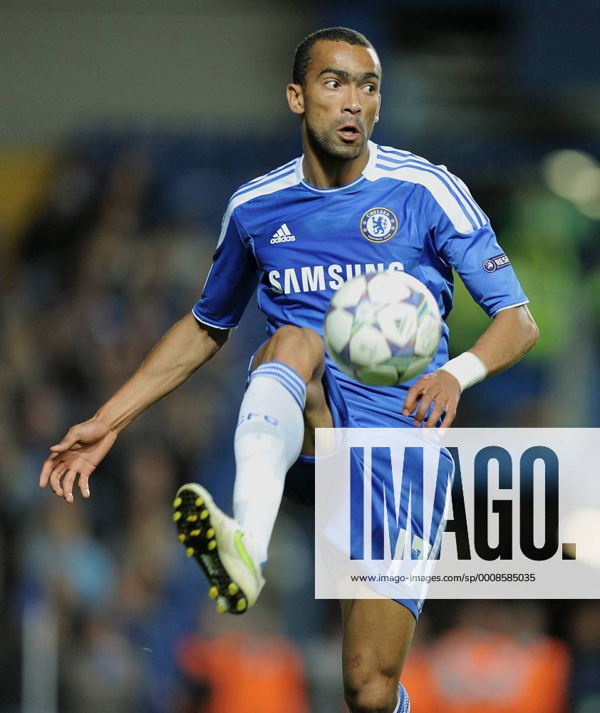 FUSSBALL CHAMPIONS LEAGUE SAISON 2011 2012 13.08.2011 FC Chelsea London - Bayer 04 Leverkusen Jose Bosingwa (FC Chelsea) mit Ball