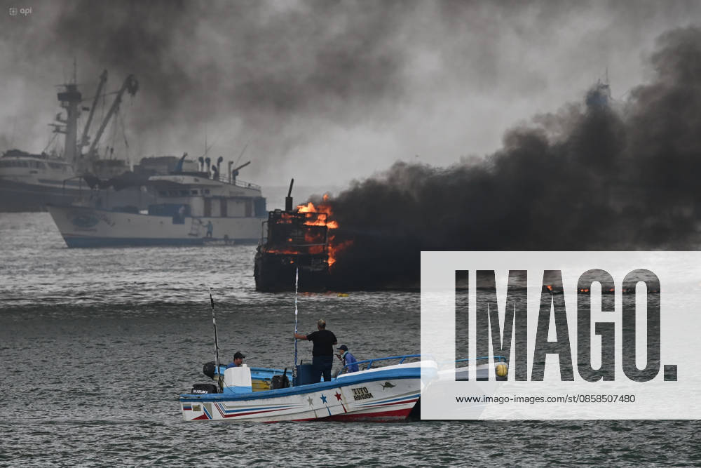 MANTA FIRE BOATS Manta, June 06, 2026 Fire of several boats in the Port of Manta API PHOTO ARIEL OCHOA Manta Manta ManaboÂ Ecuador DIS MANTA FIRE BOATS c0b6e8f45d36806ac4f3c88d4ab45a56