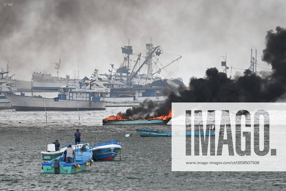 MANTA BOAT FIRE Manta, June 06, 2026 Fire of several boats in the Port of Manta API PHOTO ARIEL OCHOA Manta Manta Manabo Ecuador DIS MANTA BOAT FIRE 114c5f5e96f30386a00e29f7fed52946