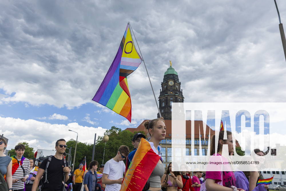 Parade Christopher Street Day in Dresden 2026 The CSD Dresden e V , sees itself as the mouthpiece of lesbians, gays, bi and trans people in Dresden and Saxony and thus also as a catalyst for the elimination of current grievances, such as the still existing discrimination of the aforementioned groups of people in e g politics and society Dresden Saxony